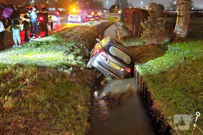 Auto belandt in sloot nadat ramen beslaan