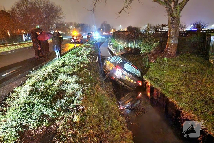Auto belandt in sloot nadat ramen beslaan