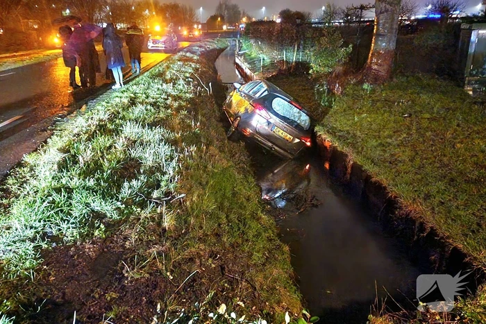 Auto belandt in sloot nadat ramen beslaan