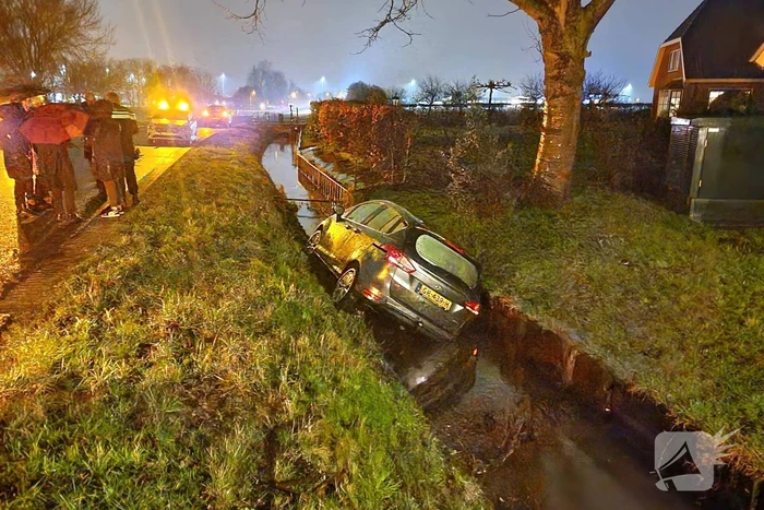 Auto belandt in sloot nadat ramen beslaan