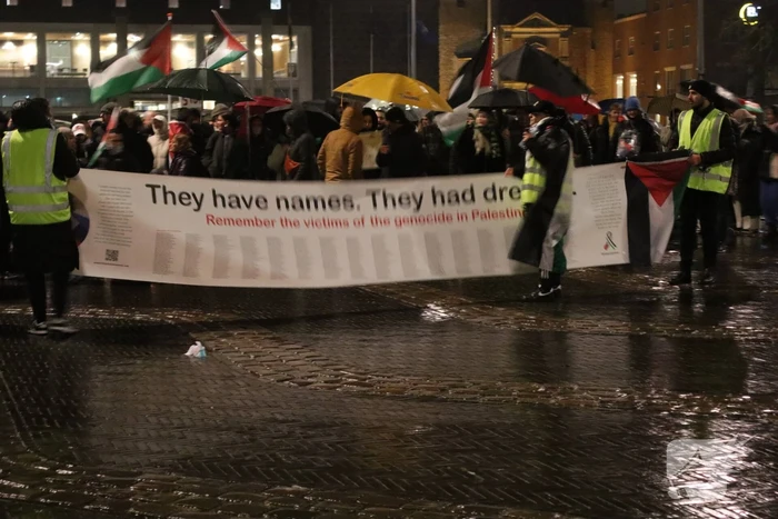 Tientallen mensen maken wandeling door centrum tijdens vredige demonstratie