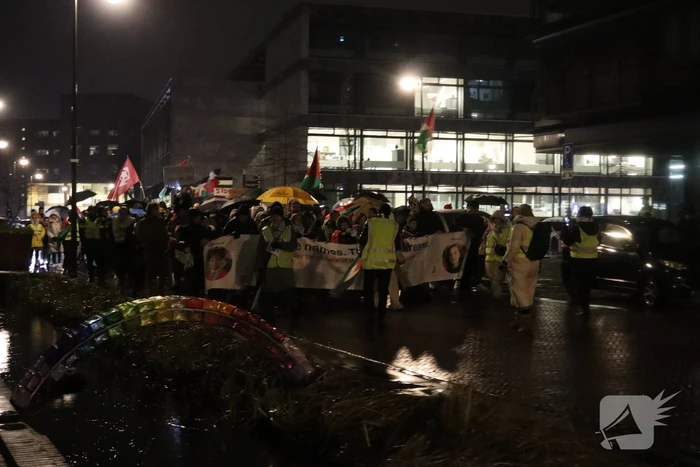 Tientallen mensen maken wandeling door centrum tijdens vredige demonstratie