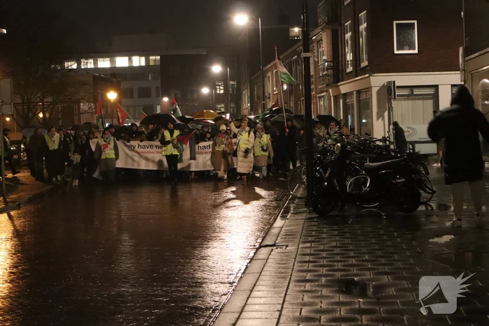 Tientallen mensen maken wandeling door centrum tijdens vredige demonstratie