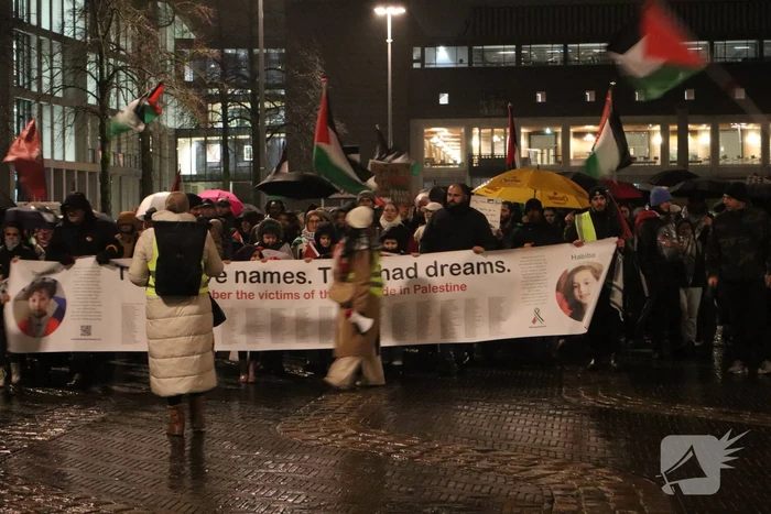 Tientallen mensen maken wandeling door centrum tijdens vredige demonstratie