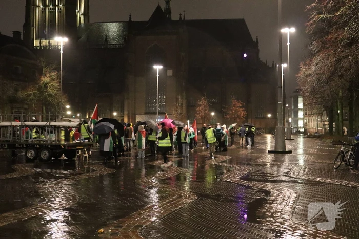 Tientallen mensen maken wandeling door centrum tijdens vredige demonstratie