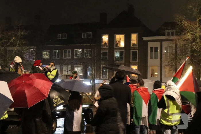 Tientallen mensen maken wandeling door centrum tijdens vredige demonstratie