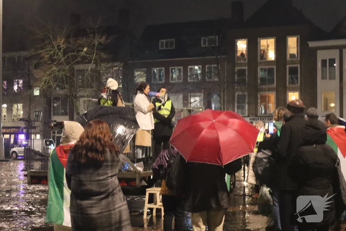 Tientallen mensen maken wandeling door centrum tijdens vredige demonstratie