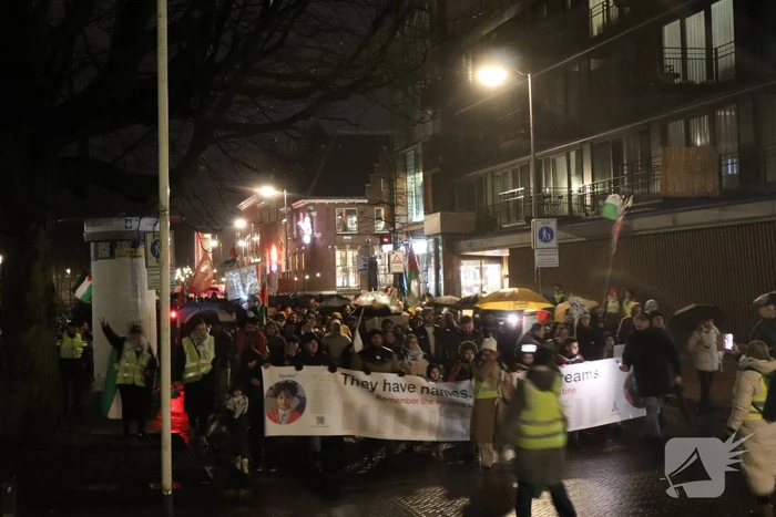 Tientallen mensen maken wandeling door centrum tijdens vredige demonstratie