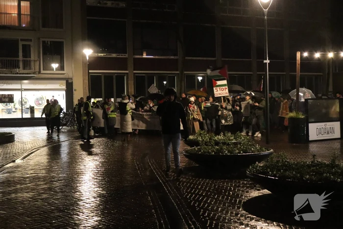 Tientallen mensen maken wandeling door centrum tijdens vredige demonstratie