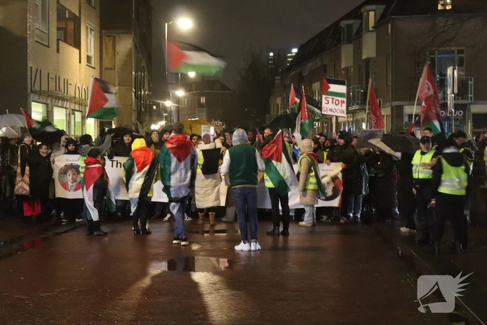 Tientallen mensen maken wandeling door centrum tijdens vredige demonstratie