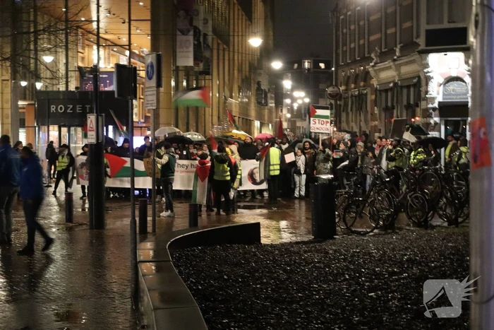 Tientallen mensen maken wandeling door centrum tijdens vredige demonstratie