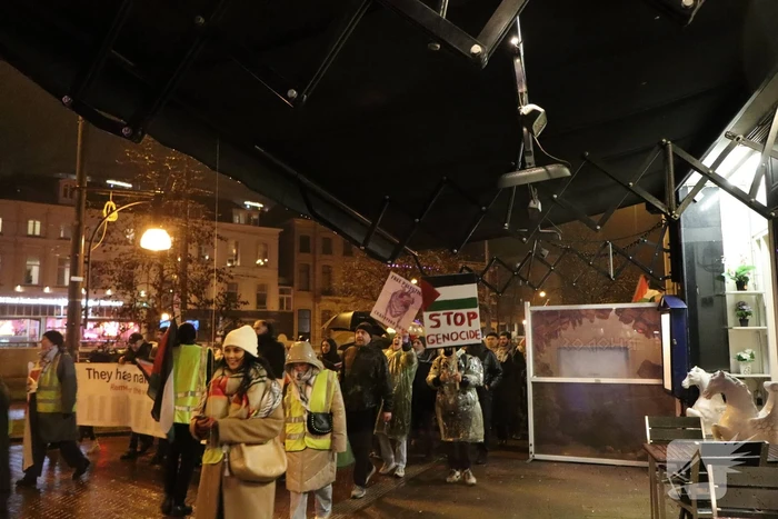 Tientallen mensen maken wandeling door centrum tijdens vredige demonstratie