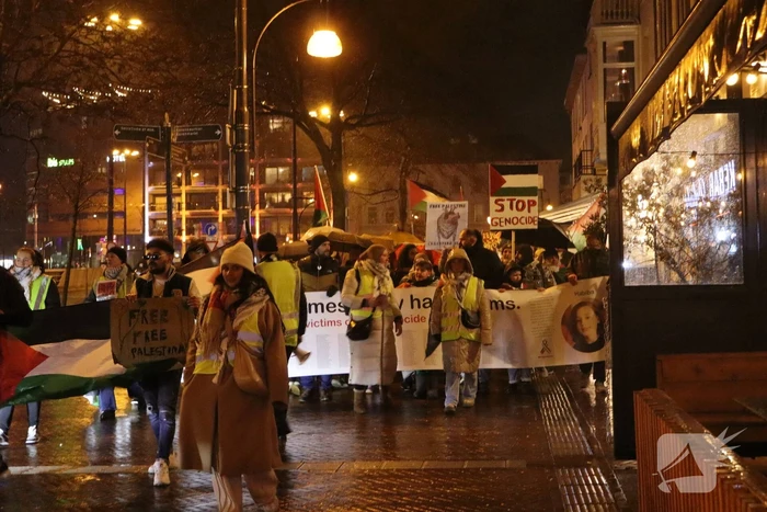 Tientallen mensen maken wandeling door centrum tijdens vredige demonstratie