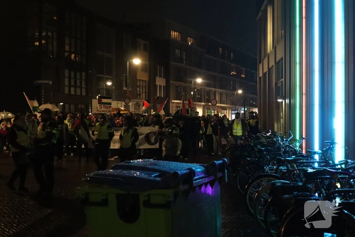 Tientallen mensen maken wandeling door centrum tijdens vredige demonstratie