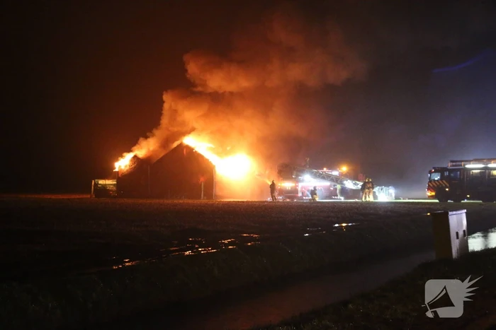 Brandweer druk met zeer grote brand in schuur
