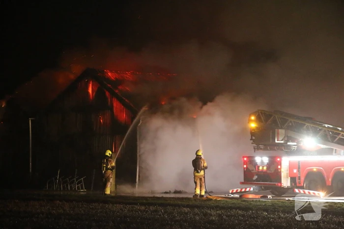 Brandweer druk met zeer grote brand in schuur