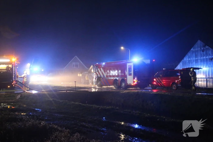 Brandweer druk met zeer grote brand in schuur