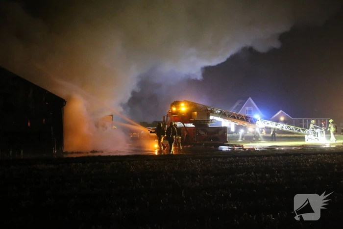 Brandweer druk met zeer grote brand in schuur