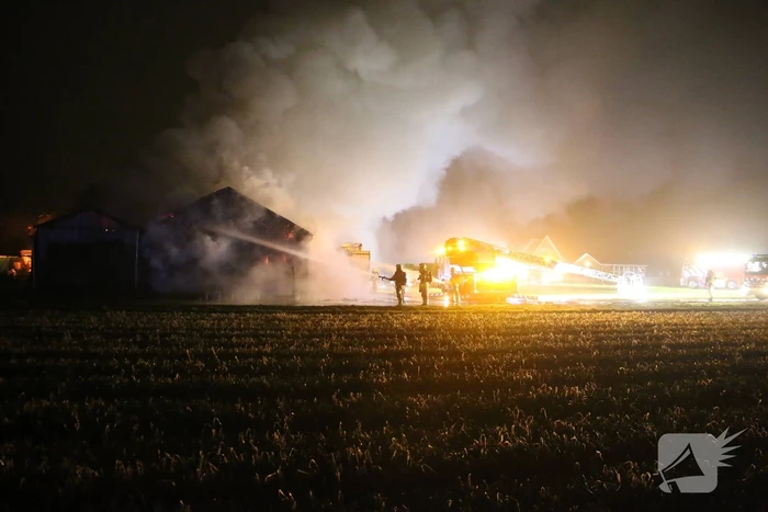 Brandweer druk met zeer grote brand in schuur