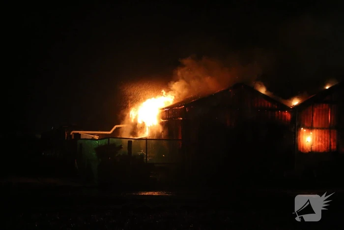 Brandweer druk met zeer grote brand in schuur