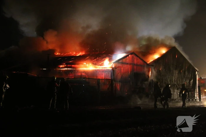 Brandweer druk met zeer grote brand in schuur