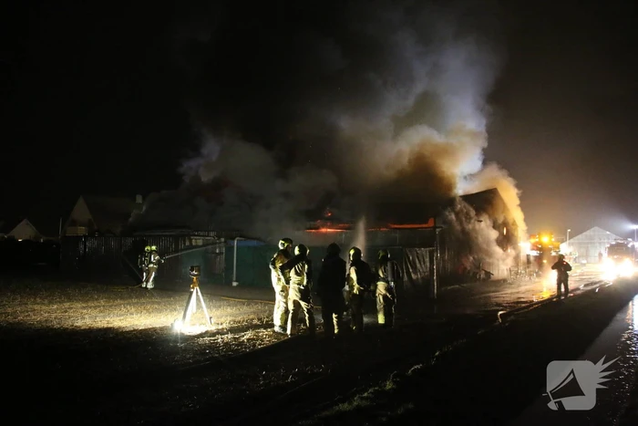 Brandweer druk met zeer grote brand in schuur