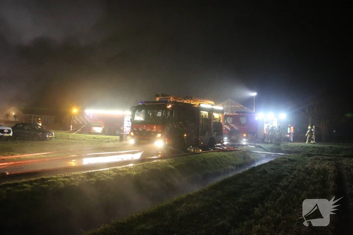 Brandweer druk met zeer grote brand in schuur