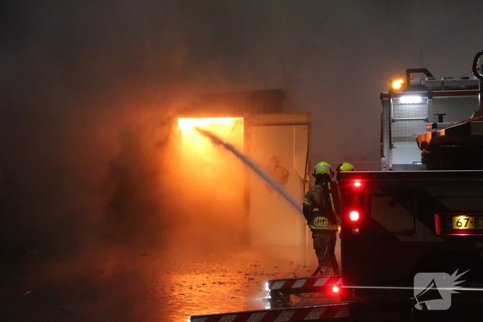 Brandweer druk met zeer grote brand in schuur