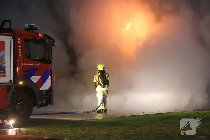Brandweer druk met zeer grote brand in schuur