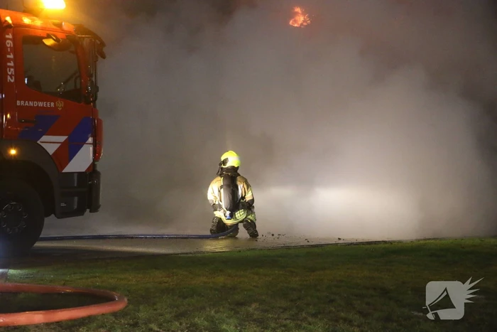 Brandweer druk met zeer grote brand in schuur