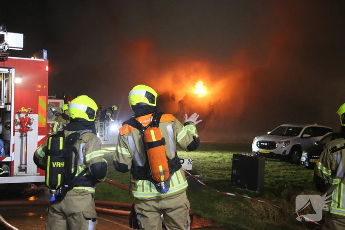 Brandweer druk met zeer grote brand in schuur