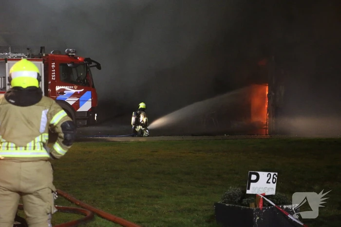 Brandweer druk met zeer grote brand in schuur