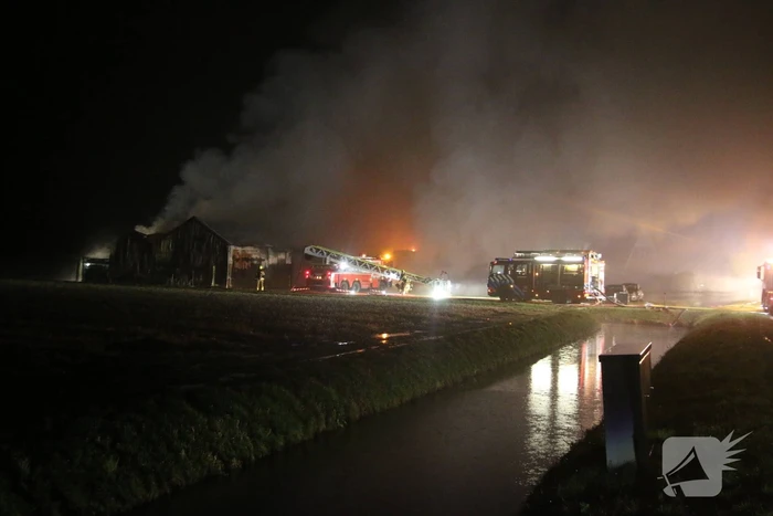 Brandweer druk met zeer grote brand in schuur