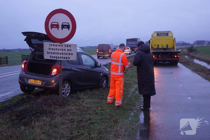 Verkeershinder na botsing tussen twee voertuigen