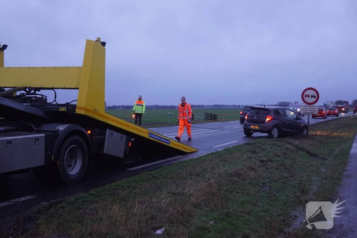 Verkeershinder na botsing tussen twee voertuigen