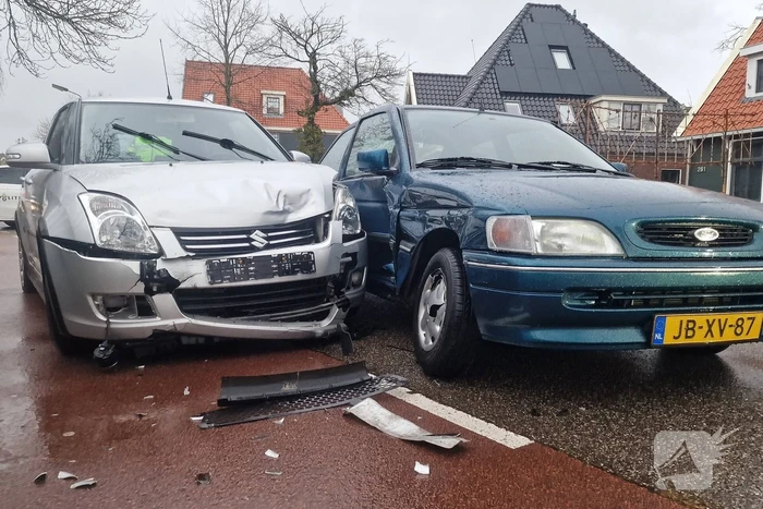 Flinke schade bij ongeval tussen twee auto's