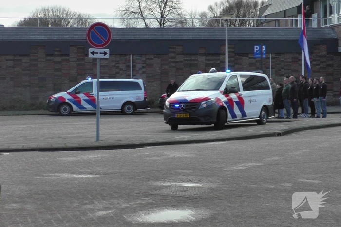 Agenten brengen eerbetoon aan overleden collega