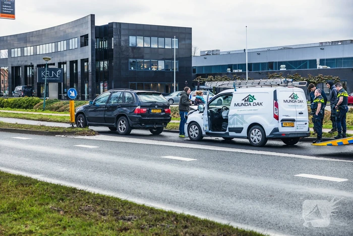 Weg deels afgesloten na verkeersongeval