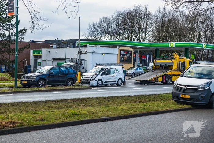 Weg deels afgesloten na verkeersongeval