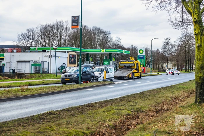 Weg deels afgesloten na verkeersongeval