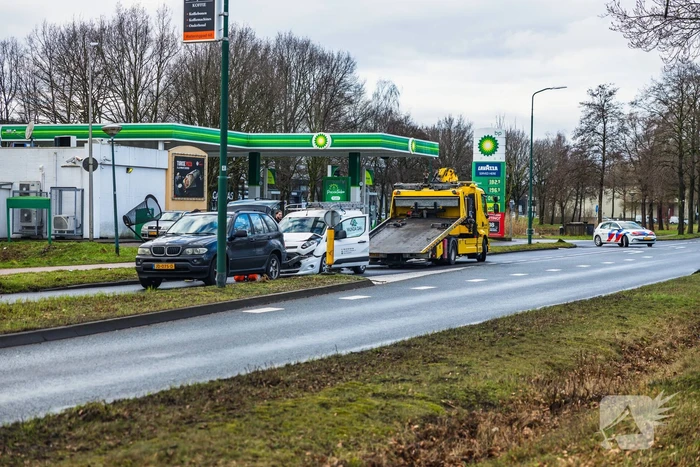 Weg deels afgesloten na verkeersongeval