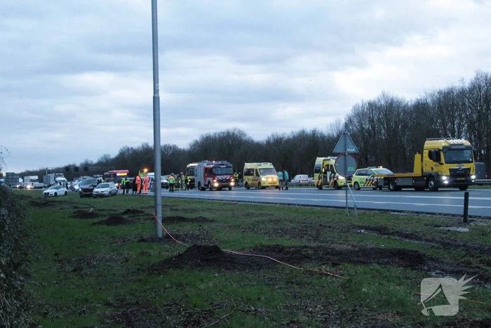 Snelweg dicht na aanrijding met meerdere voertuigen