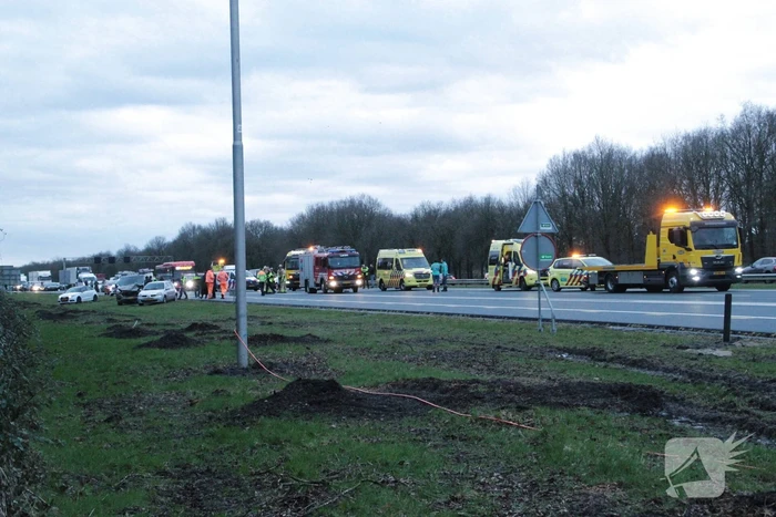 Snelweg dicht na aanrijding met meerdere voertuigen
