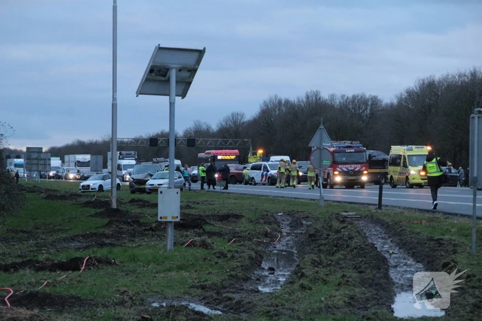 Snelweg dicht na aanrijding met meerdere voertuigen