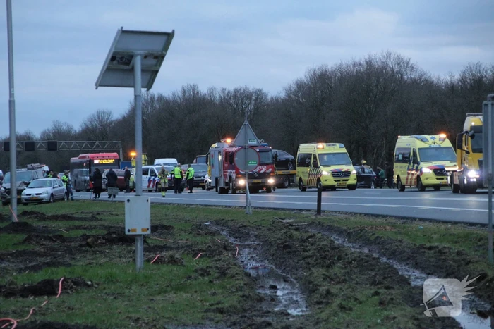Snelweg dicht na aanrijding met meerdere voertuigen