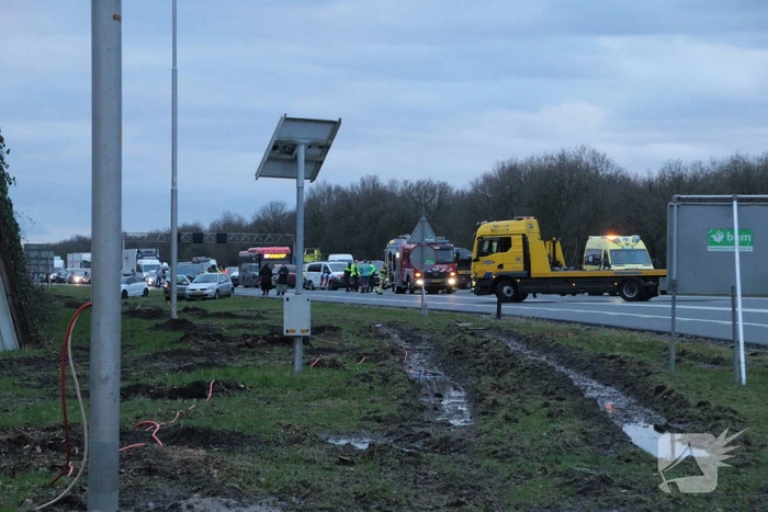 Snelweg dicht na aanrijding met meerdere voertuigen