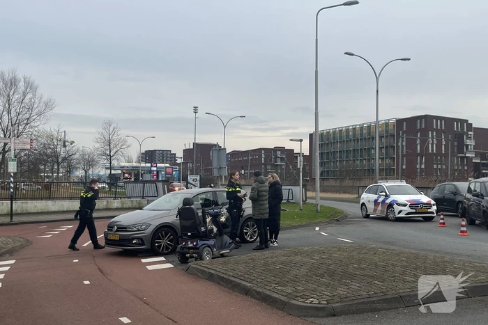 Bestuurder scootmobiel aangereden bij oversteek van rotonde