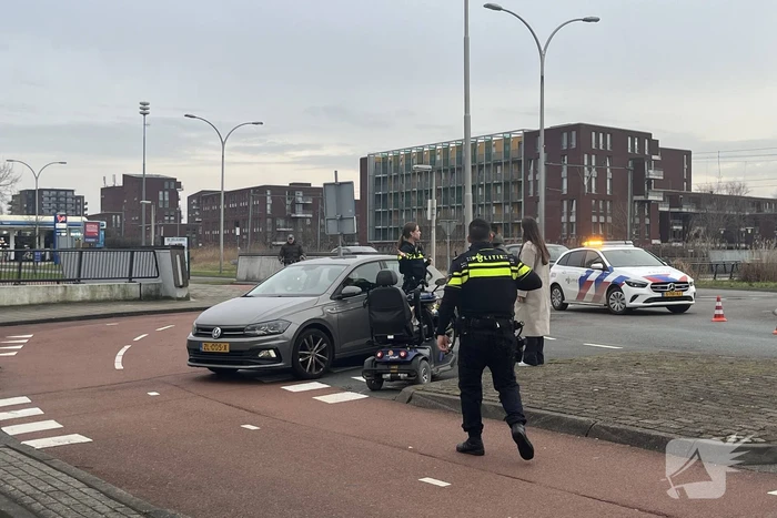 Bestuurder scootmobiel aangereden bij oversteek van rotonde