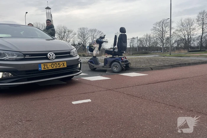 Bestuurder scootmobiel aangereden bij oversteek van rotonde