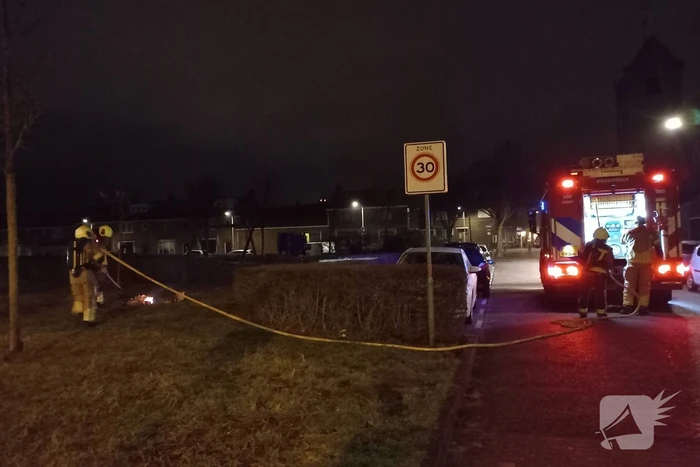 Brandweer blust vuurwerk resten